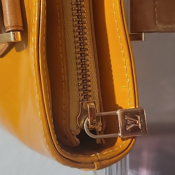 36. Authentic Louis Vuitton Shoulder Bag Houston Yellow Vernis - Picture 8 of 12